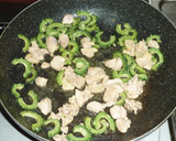 鶏肉とゴーヤのマヨキムチ炒め☆作り方2写真