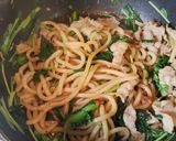 三つ葉と春菊と豚バラ肉の焼きうどん作り方12写真