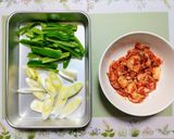 簡単ランチ！鶏肉ピーマンキムチの焼うどん作り方1写真