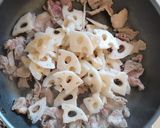 材料2つ☆豚こまと蓮根のオイスター炒め。作り方4写真