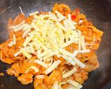 チーズたっぷり豚こまのケチャップ炒め作り方4写真