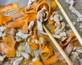 お弁当ワンパン！豚こまとヒラヒラ人参の甘辛炒め作り方5写真