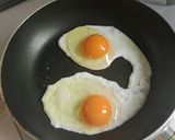 麗人の＊ソーセージをのせた目玉焼き作り方2写真
