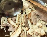 青うち豆入りの油揚げ肉きのこ炒め😻作り方3写真