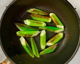 鶏もも肉とオクラのニンニク炒め作り方4写真