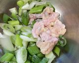 とり皮、長ネギ、わかめのコクうまスープ作り方1写真
