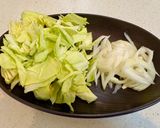 キャベツと落とし卵のお味噌汁作り方1写真