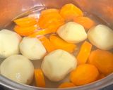 新玉葱と新じゃがが旨い♡鶏肉DE肉じゃが作り方2写真