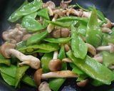 さやえんどうとシメジの塩昆布炒め作り方1写真