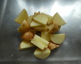 鶏肉とじゃが芋のジェノベーゼソース炒め作り方2写真