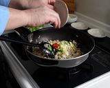 タイ風セロリと豚ひき肉のジンジャー炒め丼作り方5写真