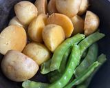 新じゃがとサトウエンドウの煮物！！作り方1写真