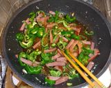 チャーシューピーマンのガリバタ焼きうどん作り方3写真