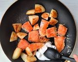 コクうま☆塩鮭とじゃがいもの味噌バター作り方3写真