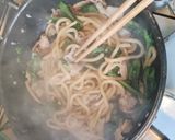 三つ葉と春菊と豚バラ肉の焼きうどん作り方10写真