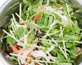 豆苗とかにかまの塩昆布サラダ作り方2写真