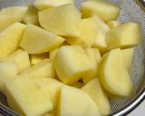 新じゃがいもとソーセージの柔らか煮♪作り方1写真