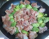 鶏もも肉と芽キャベツの塩麹炒め作り方2写真