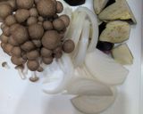 ナスとしめじと玉ねぎの味噌汁作り方1写真