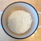 丸ごと新玉ねぎと舞茸の炊き込みご飯作り方2写真