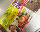 サワークリームとサーモンのカナッペ🌿🥖作り方1写真