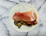 餃子の皮でカマンベールとキノコのおつまみ作り方2写真