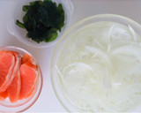 簡単♪サーモンとたまねぎのごま味噌ナムル作り方1写真