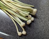 のびるの茎と豚肉の醤油麹炒め作り方1写真