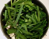 朝食にも簡単♬ ニラと えのきの お味噌汁作り方3写真