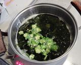 ワカメとオクラの梅味お吸い物作り方1写真