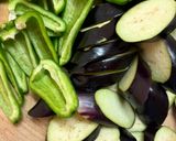 夏野菜とベーコンのほんのりカレー炒め😻作り方1写真