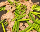 子供が大好き！ニンニクの芽と豚肉の炒め物作り方4写真