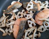 簡単秋の夕飯主菜鮭と蓮根と茸味噌バター炒め魚料理作り方9写真