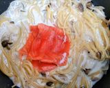 簡単夕飯昼食ワンパンで鮭と茸クリームパスタ魚料理作り方7写真