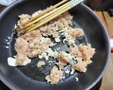 なめたけで味付けする鶏そぼろ♪作り方2写真