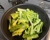 牛肉とブロッコリー芯オイスターソース炒め作り方2写真