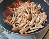 簡単🌟きのことソーセージのソテー作り方4写真