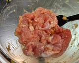 豚肉の味噌漬、キムチと揚げ麸で玉子とじ。作り方1写真