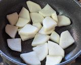鶏の旨味が◎手羽中と大根の煮物作り方3写真