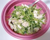 豆苗とチキンのにんにくレンチンサラダ作り方2写真