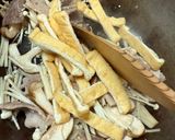 青うち豆入りの油揚げ肉きのこ炒め😻作り方4写真