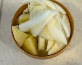 じゃがいもと玉ねぎとウインナーの味噌汁作り方1写真