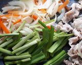 茹でた豚肉で☆ニラと野菜の中華風煮炒め作り方1写真