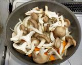 霜降りひらたけと鶏もも肉のデミ風煮込み作り方6写真