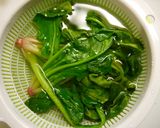 簡単！舞茸とほうれん草のお味噌汁作り方1写真