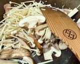 青うち豆入りの油揚げ肉きのこ炒め😻作り方3写真