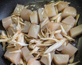 簡単★ごぼうとこんにゃくの鶏ガラ炒め作り方3写真