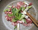 簡単　葉にんにくと豚こまのゴマ油醤油炒め作り方3写真