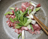 簡単　葉にんにくと豚こまのゴマ油醤油炒め作り方3写真