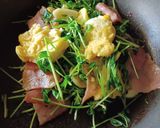 豆苗とベーコン玉子のガリバタ炒め作り方4写真